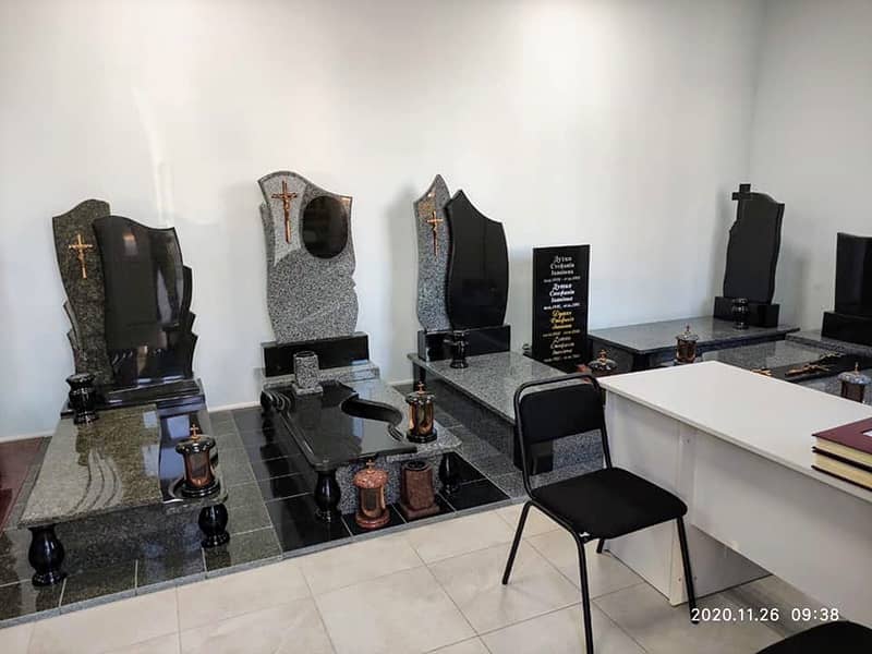 Виставка памятників та інших виробів з граніту в магазині у Львові